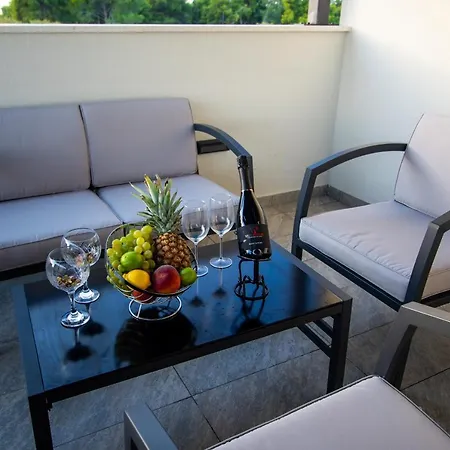 Azzurro Apartment - With Private Rooftop Jacuzzi Zadar Buitenkant foto