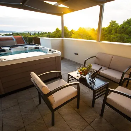 Azzurro Apartment - With Private Rooftop Jacuzzi Zadar Buitenkant foto