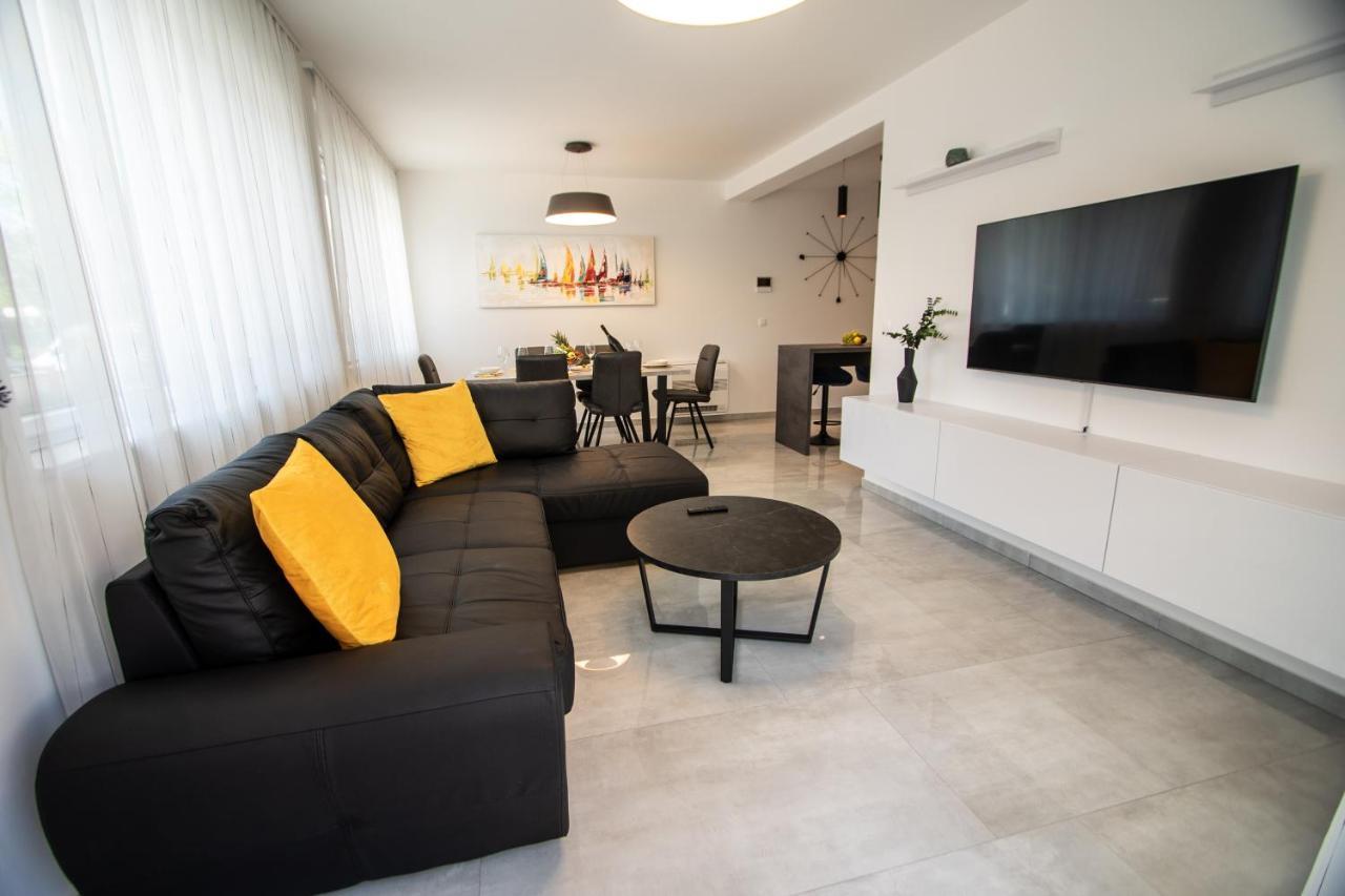 Azzurro - With Private Rooftop Jacuzzi *