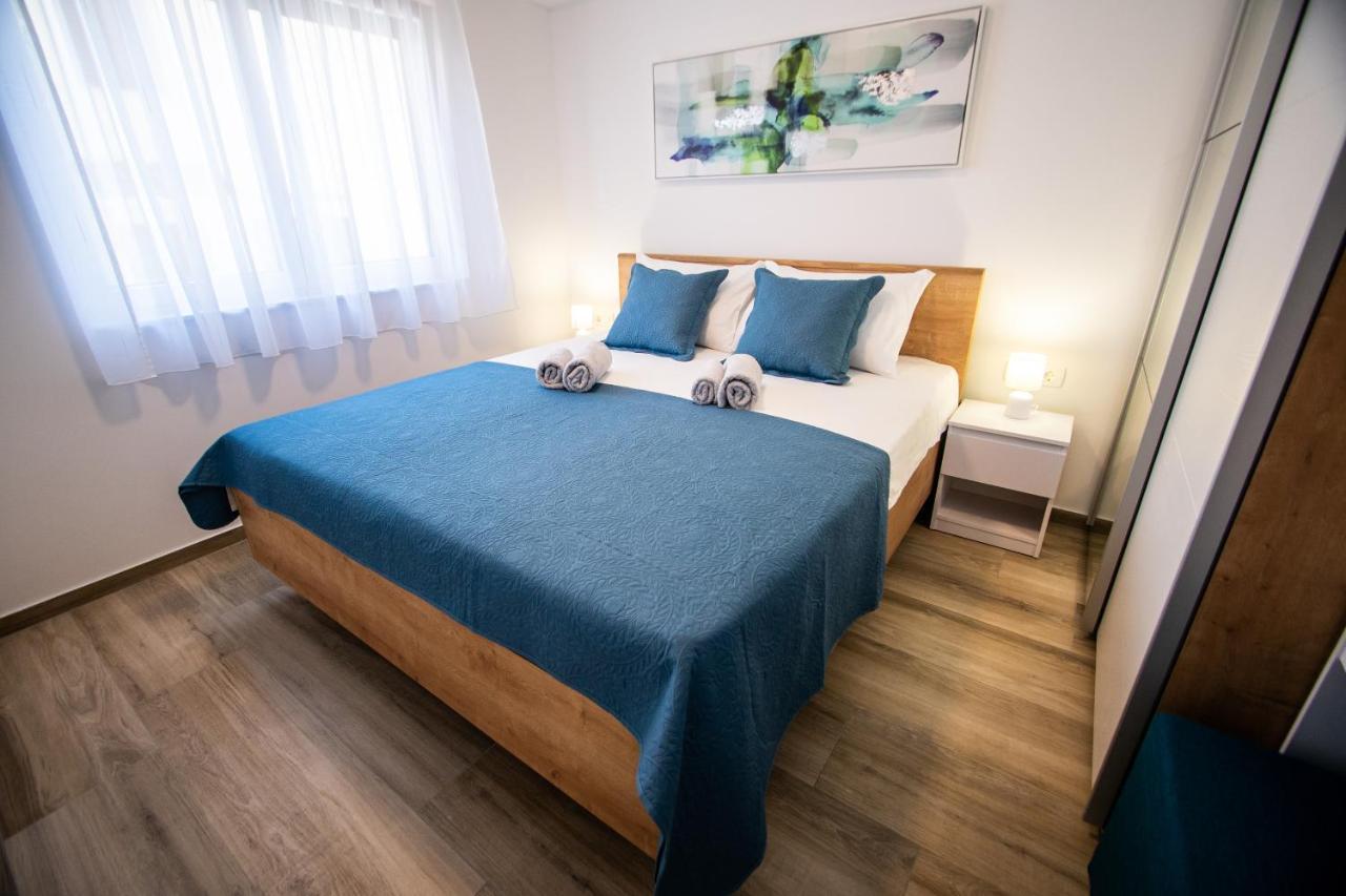 Azzurro - With Private Rooftop Jacuzzi *