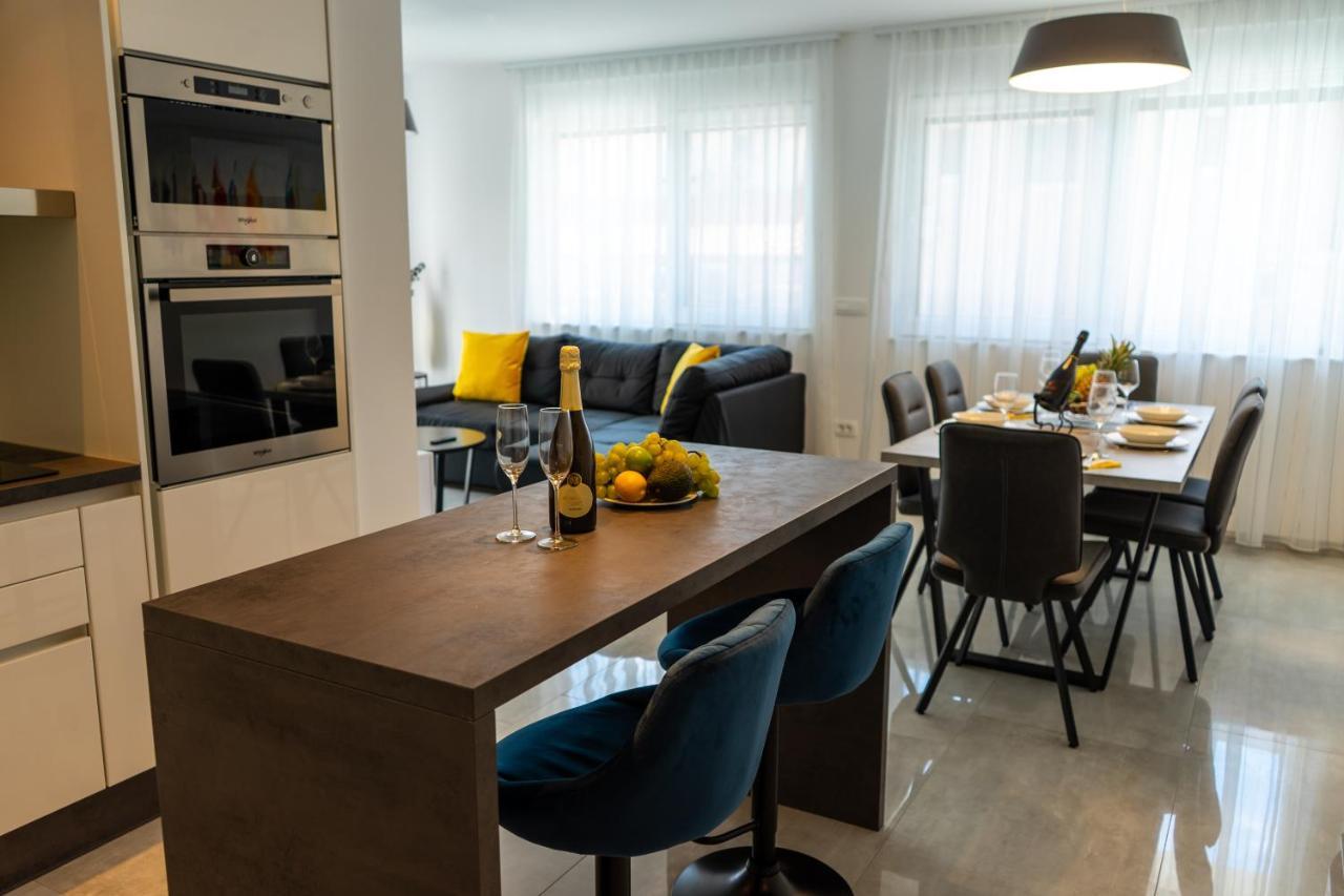 Azzurro - With Private Rooftop Jacuzzi *
