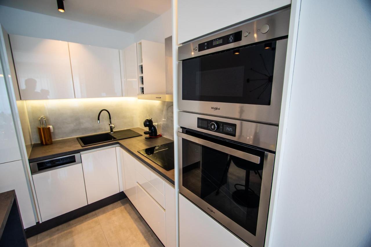 Azzurro - With Private Rooftop Jacuzzi *