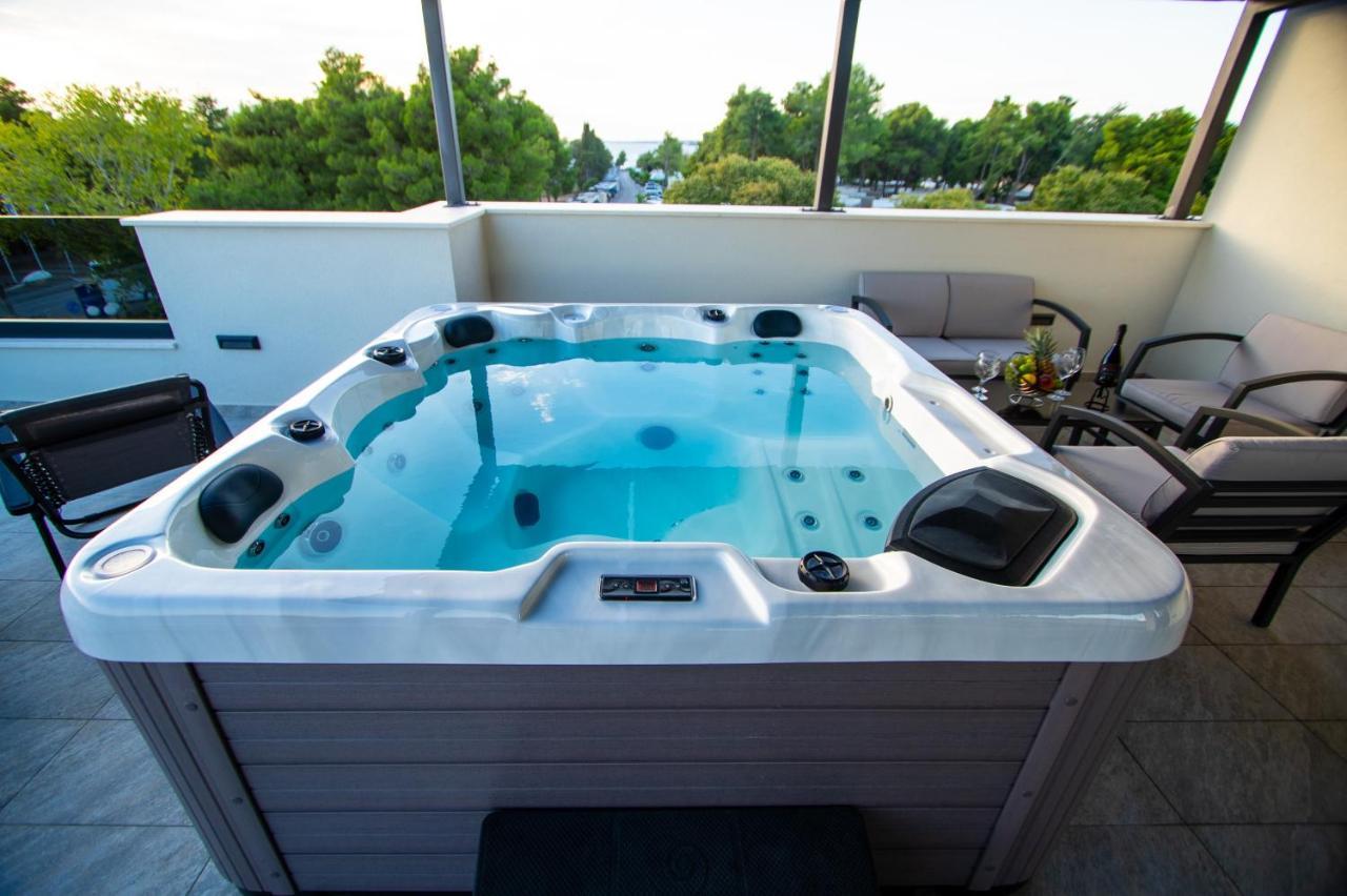 Azzurro - With Private Rooftop Jacuzzi