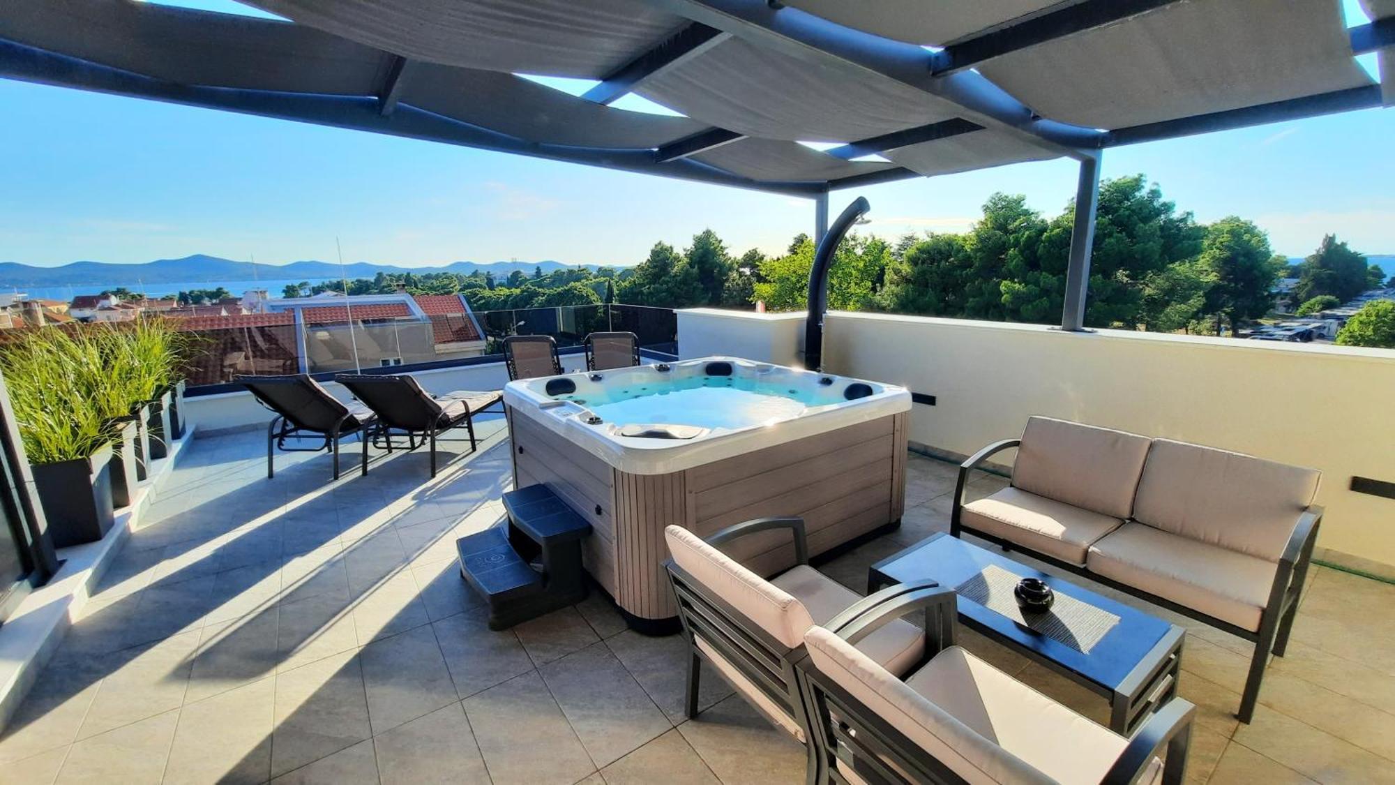 Appartement Azzurro - With Private Rooftop Jacuzzi Zadar