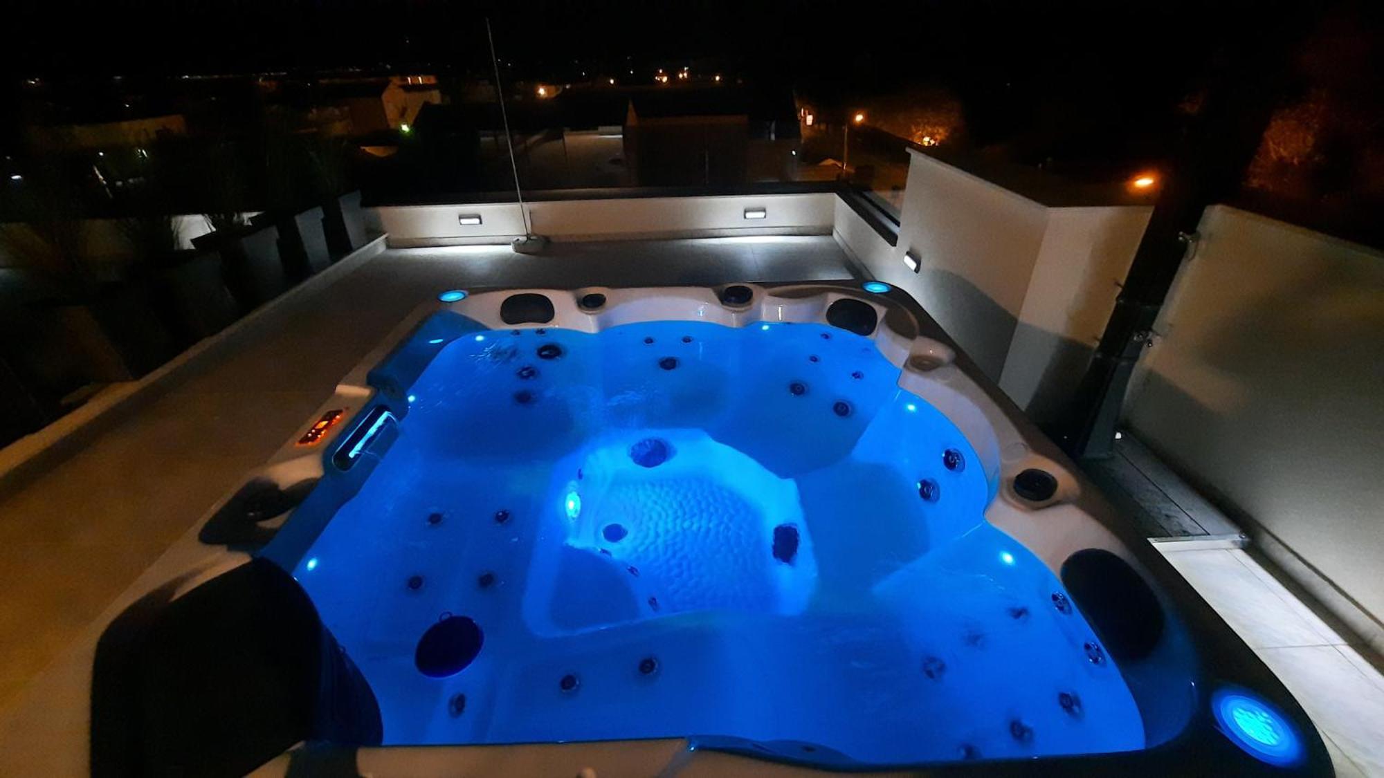 Azzurro - With Private Rooftop Jacuzzi *