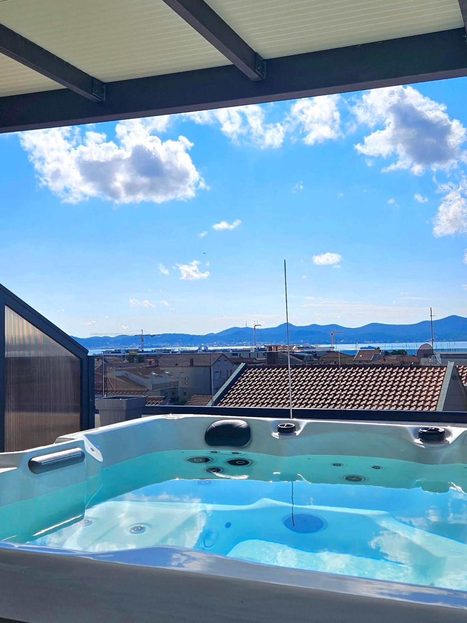 Azzurro - With Private Rooftop Jacuzzi Appartement *